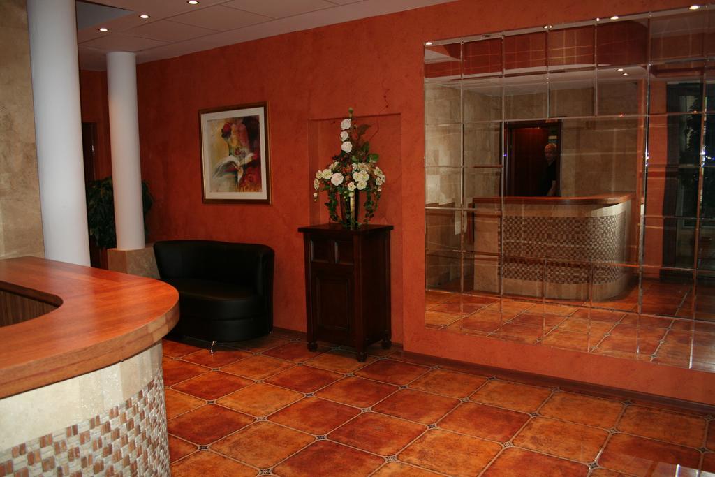 Hotel Tenishouse Marki  Ngoại thất bức ảnh