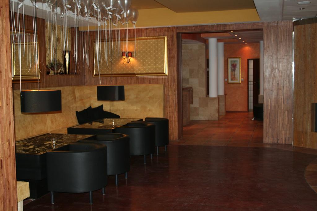 Hotel Tenishouse Marki  Ngoại thất bức ảnh
