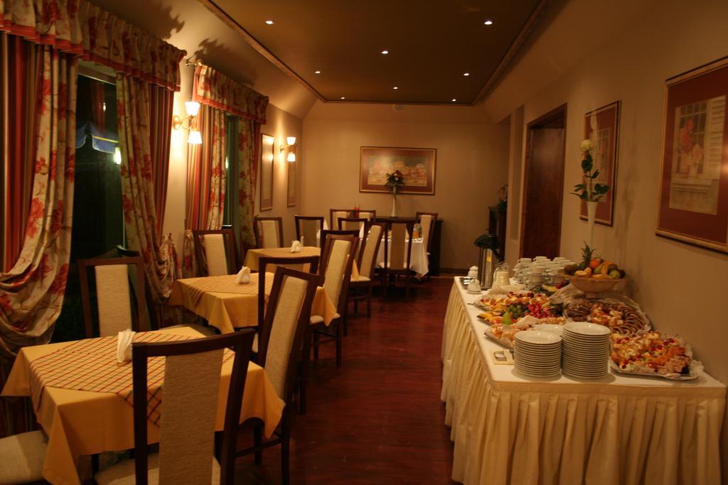 Hotel Tenishouse Marki  Ngoại thất bức ảnh