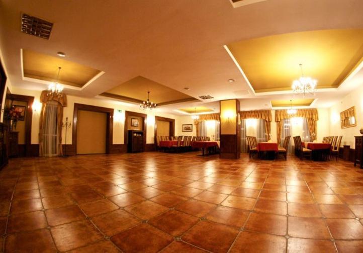 Hotel Tenishouse Marki  Ngoại thất bức ảnh