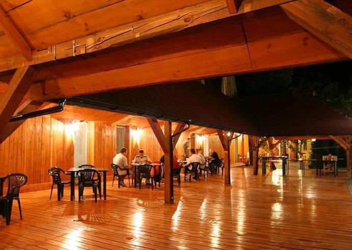 Hotel Tenishouse Marki  Ngoại thất bức ảnh